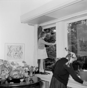 Prinses Irene poetst, staande op de vensterbank, een raam, Bestanddeelnr 255-7407