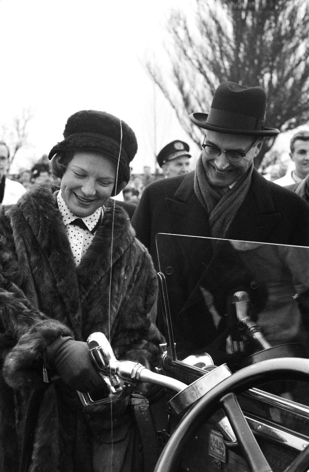 Prinses Irene stelt het bezinestation Kriterion in gebruik in Amsterdam Oost, Bestanddeelnr 911-0364