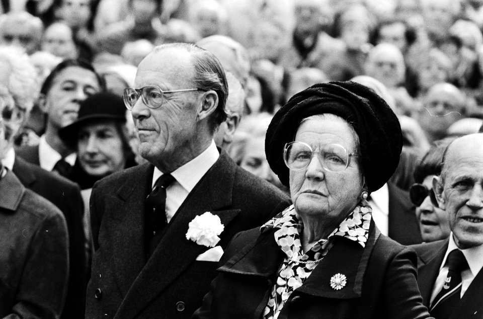 Prinses Juliana en prins Bernhard zijn in Den Haag aanwezig bij de onthulling va, Bestanddeelnr 930-8119
