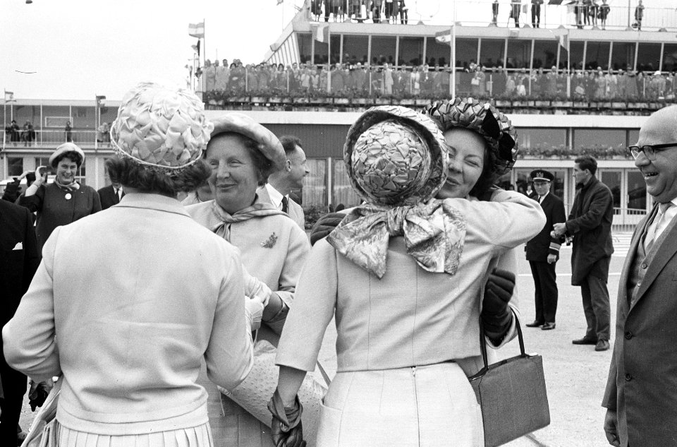 Prinses Irene en prinses Margriet naar Suriname, afscheid op het platform, Bestanddeelnr 914-0901