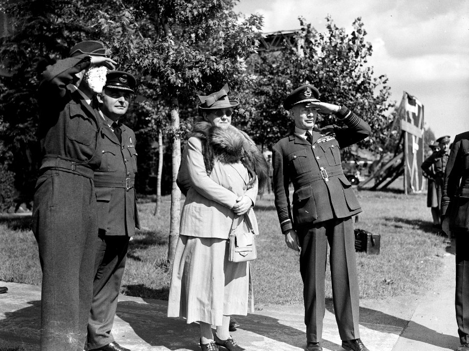 Prinses Juliana keer terug in Engeland na verblijf in Canada. Zij werd op het vl, Bestanddeelnr 935-2549