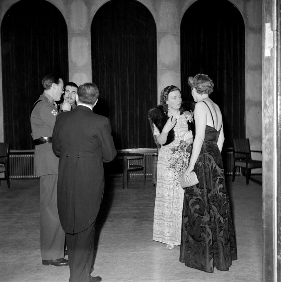 Prinses Juliana en prins Bernhard in gesprek met generaal Simonds en zijn vrouw, Bestanddeelnr 255-8072