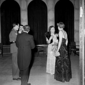 Prinses Juliana en prins Bernhard in gesprek met generaal Simonds en zijn vrouw, Bestanddeelnr 255-8072