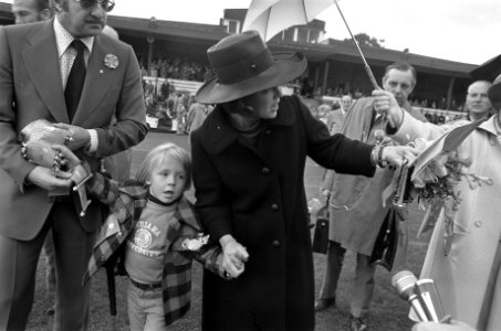 Prinses Beatrix en zoon Johan Friso bij voetbalwedstrijd van oud internationals , Bestanddeelnr 927-5087