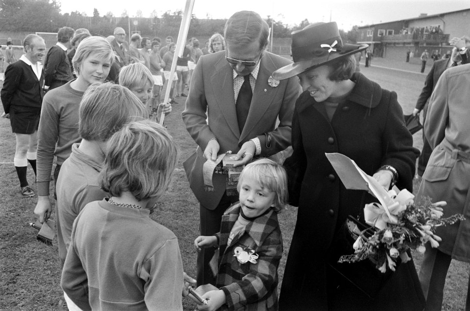 Prinses Beatrix en zoon Johan Friso bij voetbalwedstri van oud internationals te, Bestanddeelnr 927-5085