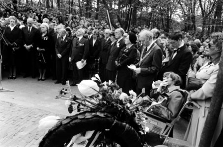 Prinses Juliana en prins Bernhard zijn in Den Haag aanwezig bij de onthulling va, Bestanddeelnr 930-8121