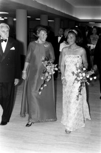 Prinses Beatrix en Prinses Margriet woonden opening Holland Festival bij in Nede, Bestanddeelnr 922-5225