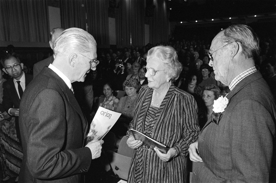 Prinses Juliana en Prins Bernhard ontvangen eerste exemplaren van het blad Orion, Bestanddeelnr 932-9186