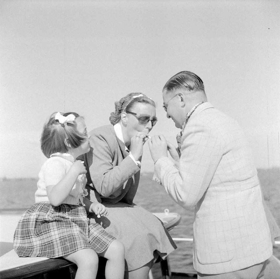 Prinses Juliana krijgt aan dek een vuurtje van een onbekende heer prinses Margr, Bestanddeelnr 255-7635