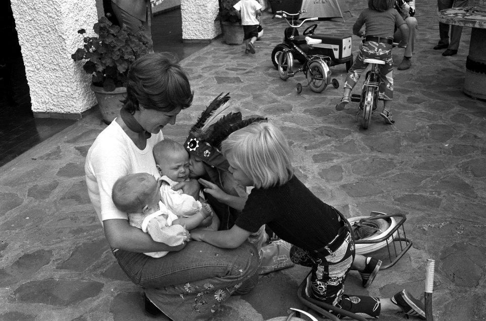 Prinses Irene met haar tweeling Margarita en Jaime en Constantijn en Willem-Alex, Bestanddeelnr 926-5253