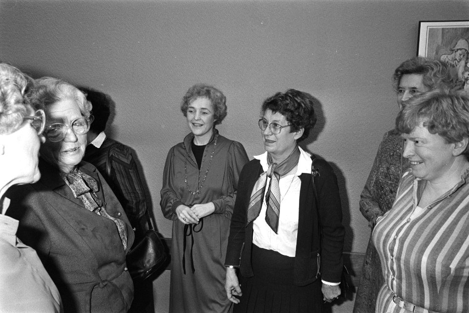 Prinses Juliana begroet oud minister Klompe bij viering 90-jarig bestaan Nederla, Bestanddeelnr 932-8540