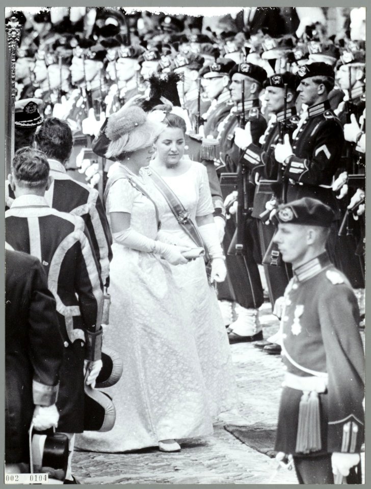 Prinses Beatrix en prinses Margriet met Prinsjesdag, 15 september 1964, Bestanddeelnr 002-0104