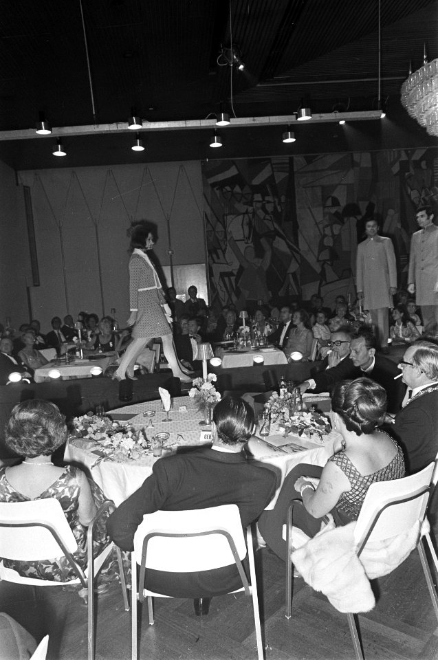Prinses Margriet bezocht modeshow in Hilton Amsterdam. Prinses Margriet , loco b, Bestanddeelnr 921-4456