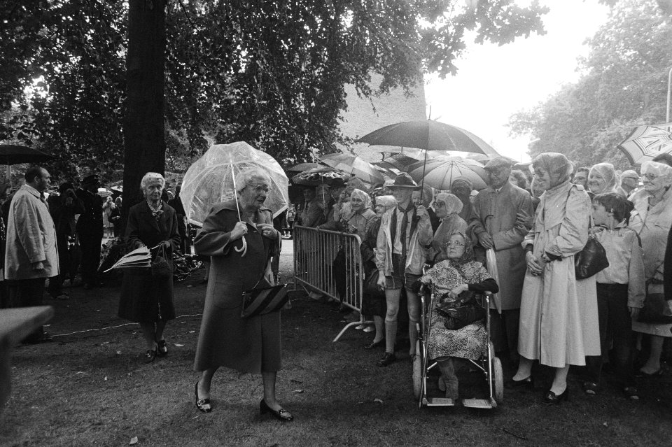 Prinses Juliana begroet de belangstellenden, Bestanddeelnr 930-9877