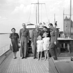 Prinses Juliana, prins Bernhard, prinses Beatrix en prinses Irene met de Franse…, Bestanddeelnr 255-7581 photo