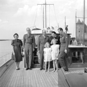Prinses Juliana, prins Bernhard, prinses Beatrix en prinses Irene met de Franse…, Bestanddeelnr 255-7581