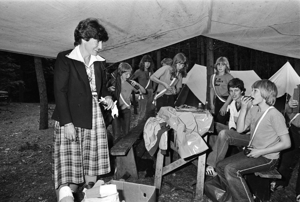 Prinses Margriet bij de kinderen die deelnemen aan het kamp, Bestanddeelnr 931-5430