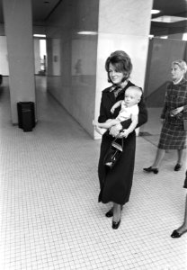 Prinses Irene vertrekt met zoon Prins Carlos van Schiphol naar Madrid, Bestanddeelnr 923-9249