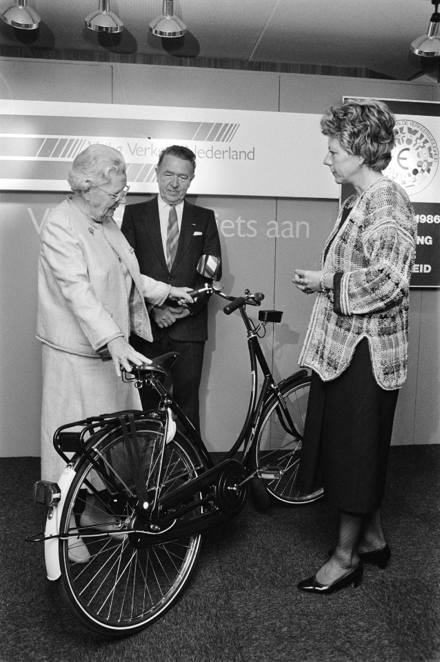 Prinses Juliana (m) nam Abramfiets voor Veilig Verkeer Ned. aan van Smit Kroes (, Bestanddeelnr 933-6691