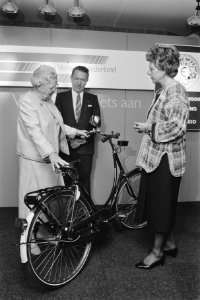 Prinses Juliana (m) nam Abramfiets voor Veilig Verkeer Ned. aan van Smit Kroes (, Bestanddeelnr 933-6691