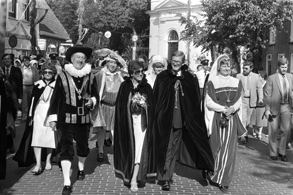 Prinses Margriet en de heer Van Vollenhoven, beiden met een middeleeuwse cape om, Bestanddeelnr 931-6619