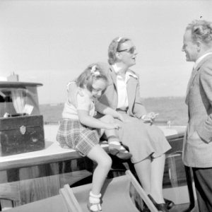 Prinses Juliana en prinses Margriet met een onbekende heer aan dek, Bestanddeelnr 255-7659