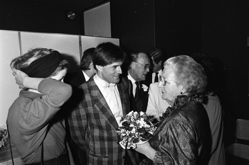 Prinses Juliana in gesprek met Jeroen Krabbé en Marieke van der Pol, Bestanddeelnr 933-5297