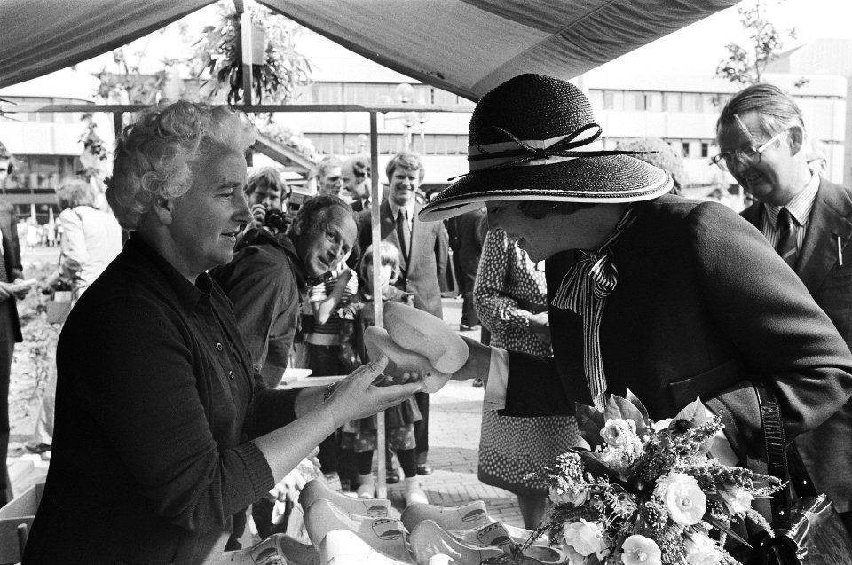 Prinses Beatrix in Ede voor opening gemeentehuis kijkt toe bij volksdansen, Bestanddeelnr 929-3204