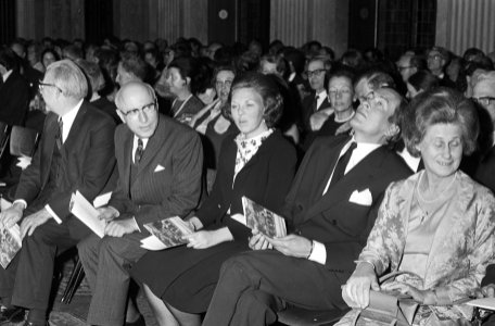 Prinses Beatrix (m), burgemeester Samkalden (l van haar) en prins Claus (r van …, Bestanddeelnr 924-5151
