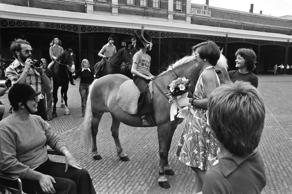 Prinses Margriet en Maurits bij demonstratie paardrijden voor gehandicapten in D, Bestanddeelnr 928-6335