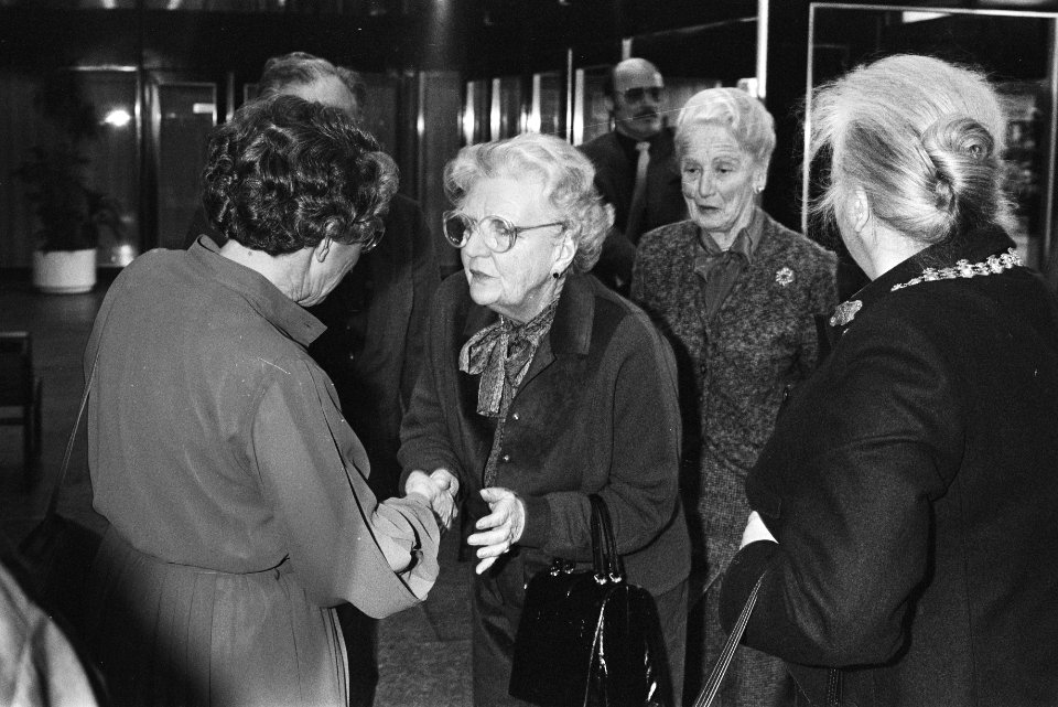 Prinses Juliana begroet oud minister Klompe bij viering 90-jarig bestaan Nederla, Bestanddeelnr 932-8537