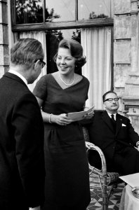 Prinses Beatrix kreeg 32000 gulden aangeboden voor Dousadj Dr A A Kampman o, Bestanddeelnr 915-5320