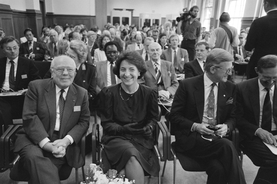 Prinses Margriet en mr. Pieter van Vollenhoven in Vredespaleis bij conferentie , Bestanddeelnr 934-2725