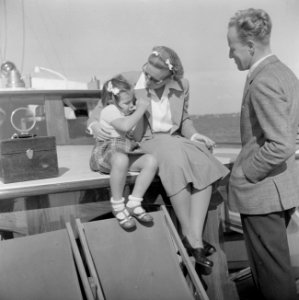 Prinses Juliana en prinses Margriet met een onbekende heer aan dek, Bestanddeelnr 255-7627