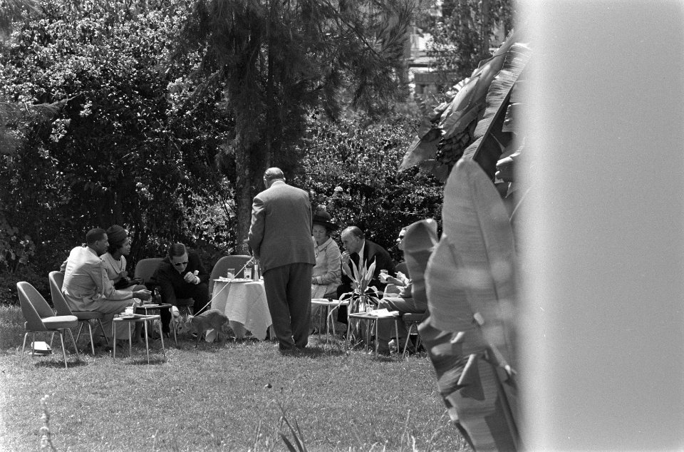 Prinses Beatrix filmt Prins Claus met klein hertje in tuin van Ghion hotel, Bestanddeelnr 922-0531