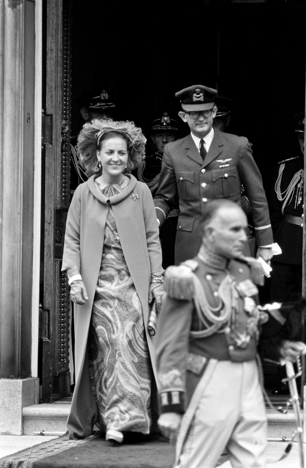 Prinses Margriet en haar echtgenoot verlaten de Ridderzaal, Bestanddeelnr 921-6872
