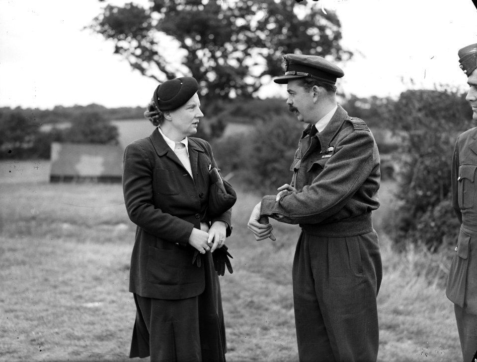 Prinses Juliana in gesprek met Squadron Leader L.C.M. van Eendenburg, Bestanddeelnr 934-8847