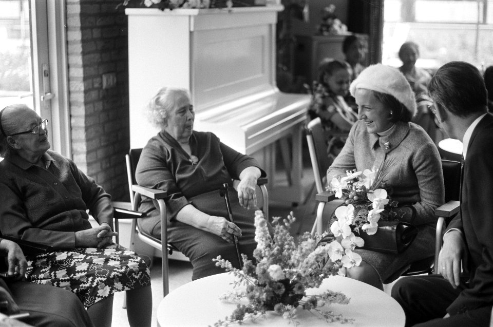 Prinses Margriet bezoekt verpleegtehuis voor gerepatrieerden Zandhove te Zwolle, Bestanddeelnr 925-9579