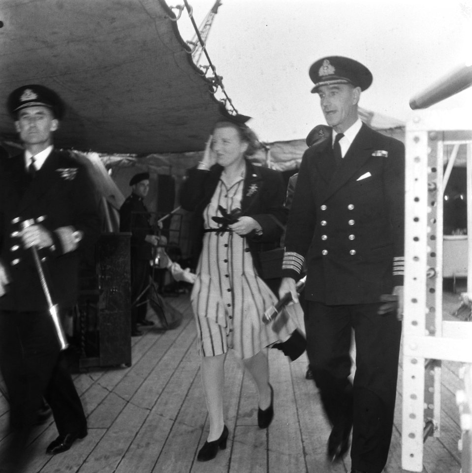 Prinses Juliana aan boord van de lichte kruiser HMS Bellona, Bestanddeelnr 900-6691