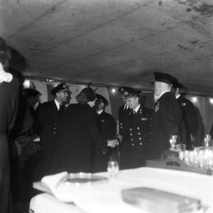 Prinses Juliana schudt de hand van een marine-officier, Bestanddeelnr 900-6694