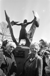 Prinses Juliana (r) onthult in Haarlem 'Vrouw in verzet', een monument ter herin, Bestanddeelnr 932-1364