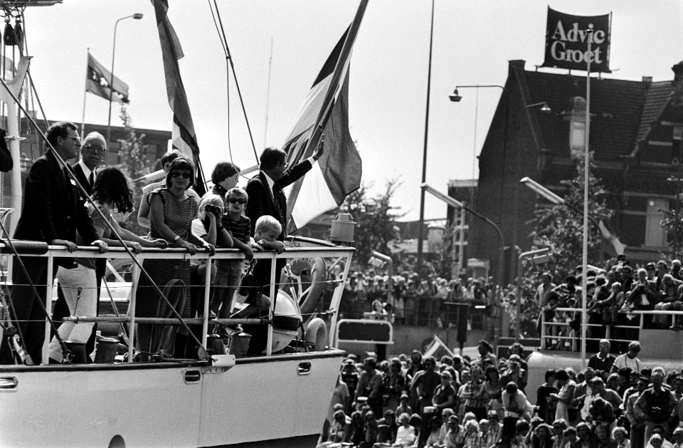 Prinses Margriet en gezin neemt salut af tijdens het admiraalzeilen, Bestanddeelnr 930-9554