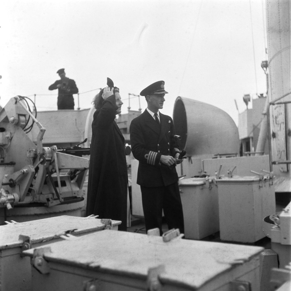 Prinses Juliana aan boord van de lichte kruiser HMS Bellona, Bestanddeelnr 900-6693