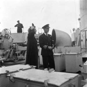 Prinses Juliana aan boord van de lichte kruiser HMS Bellona, Bestanddeelnr 900-6693