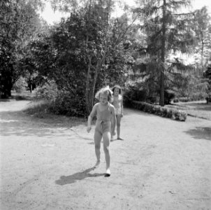 Prinses Irene met een klasgenote in de tuin, Bestanddeelnr 255-7386