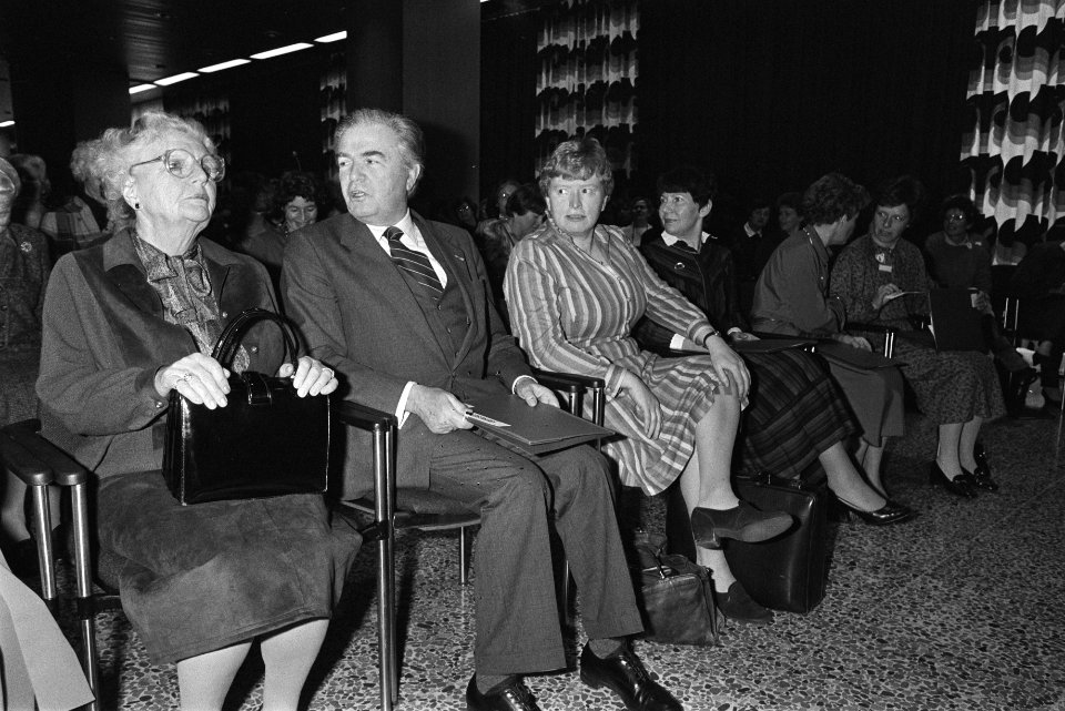 Prinses Juliana begroet oud minister Klompe bij viering 90-jarig bestaan Nederla, Bestanddeelnr 932-8541