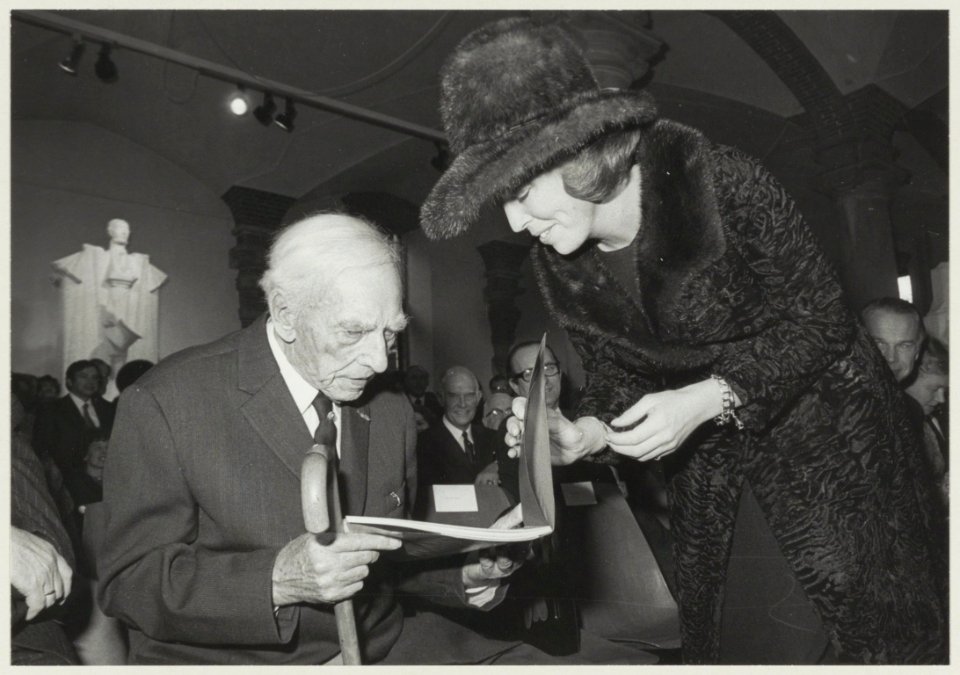 Prinses Beatrix en Jan Bronner bij de opening van een tentoonstelling in de Vleeshal. NL-HlmNHA 54011897