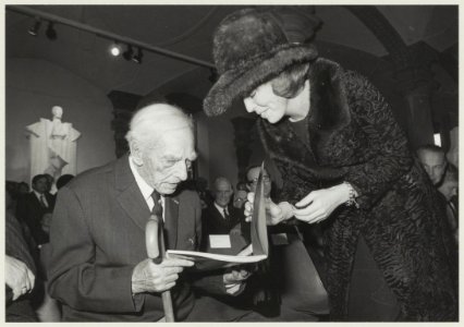 Prinses Beatrix en Jan Bronner bij de opening van een tentoonstelling in de Vleeshal. NL-HlmNHA 54011897