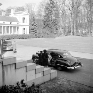 Prinses Juliana vertrekt met een auto van paleis Soestdijk, Bestanddeelnr 255-7769