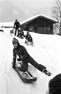 Prinses Margriet en mr. P. van Vollenhoven met kindere op wintersportvakantie bi, Bestanddeelnr 928-9623